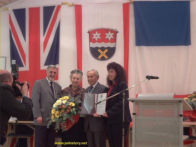 Foto 1: Verleihung des Ehrenbürgerrechtes an Herrn Max Liebster am 18. November 2004 im Rathaus Reichenbach. (c) 2004 Johannes S. Wrobel