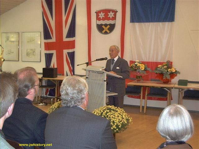 Foto 2: Max Liebster spricht nach Verleihung des Ehrenbrgerrechtes, 18. November 2004 (Rathaus Reichenbach). (c) 2004 Johannes S. Wrobel